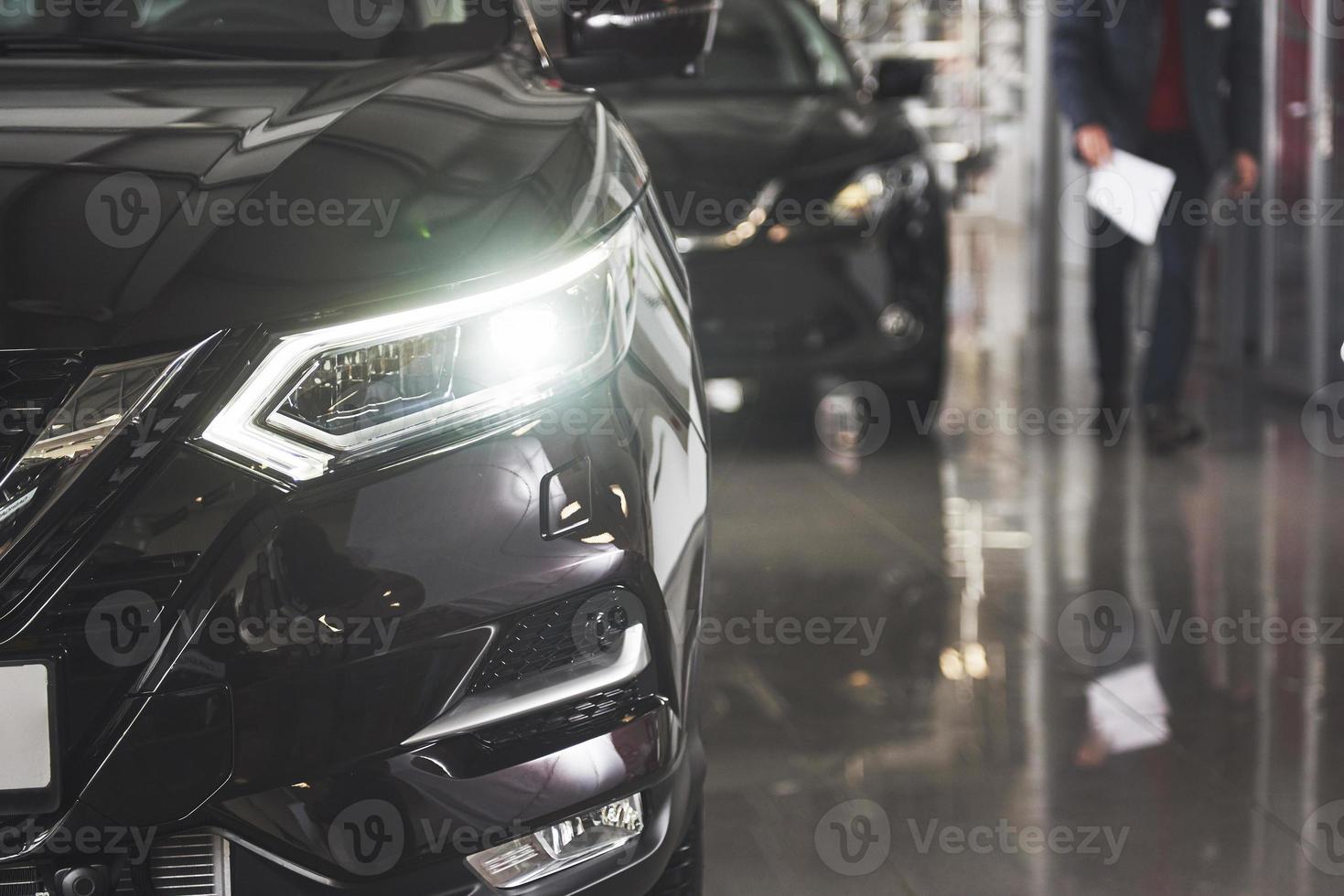 los faros y el capó de un coche de lujo negro foto