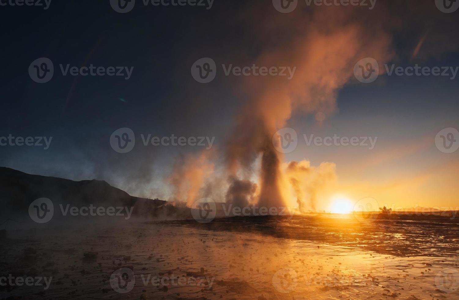 geysers in Iceland. Fantastic kolory.Turysty watch the beauty of the world photo