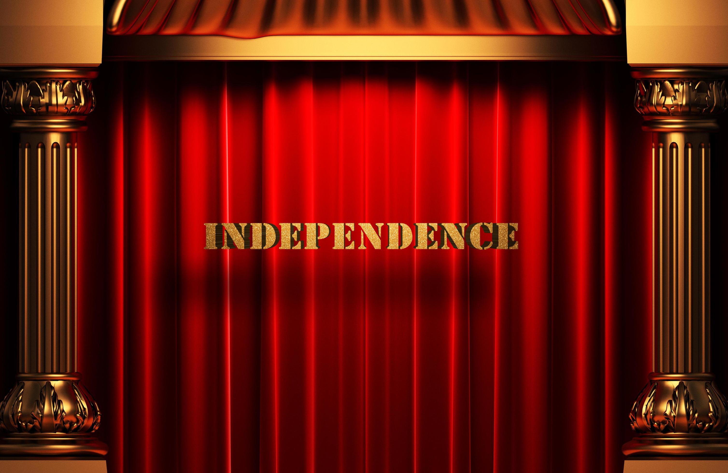 palabra dorada independencia en cortina roja foto