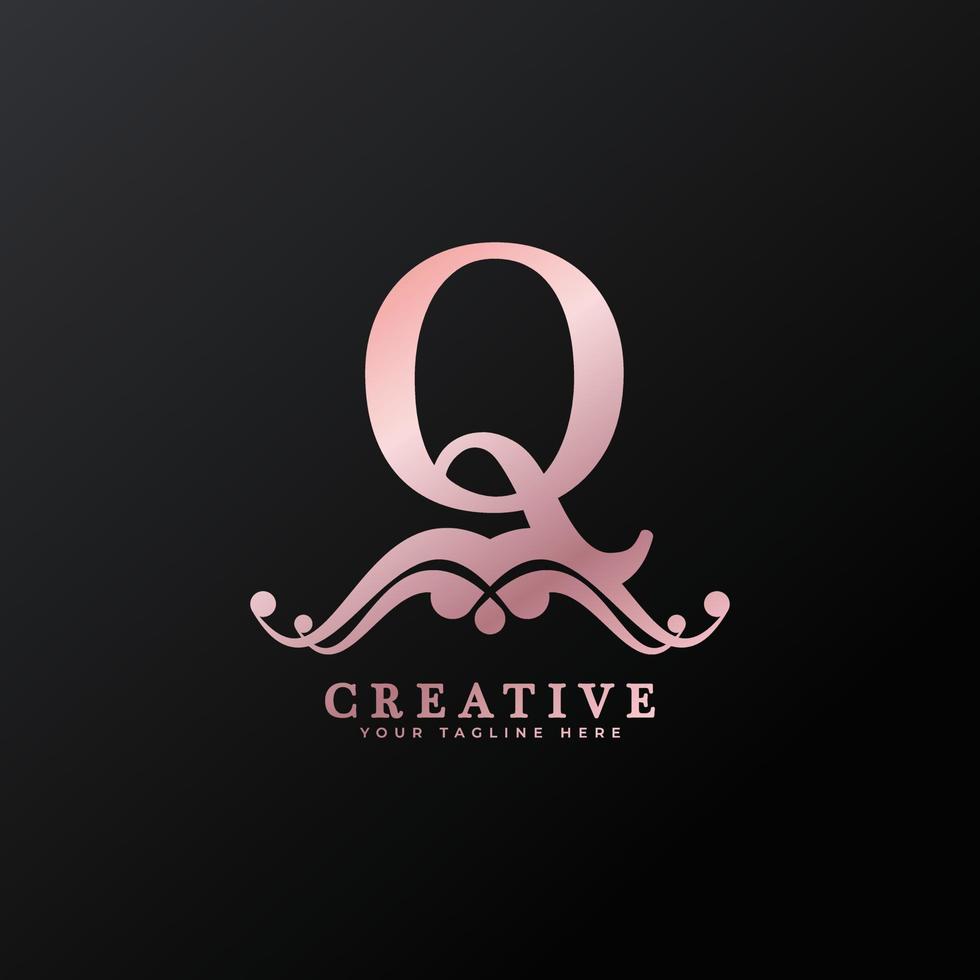 letra q inicial del logotipo de lujo para restaurante, realeza, boutique, café, hotel, heráldica, joyería, moda y otras ilustraciones vectoriales vector
