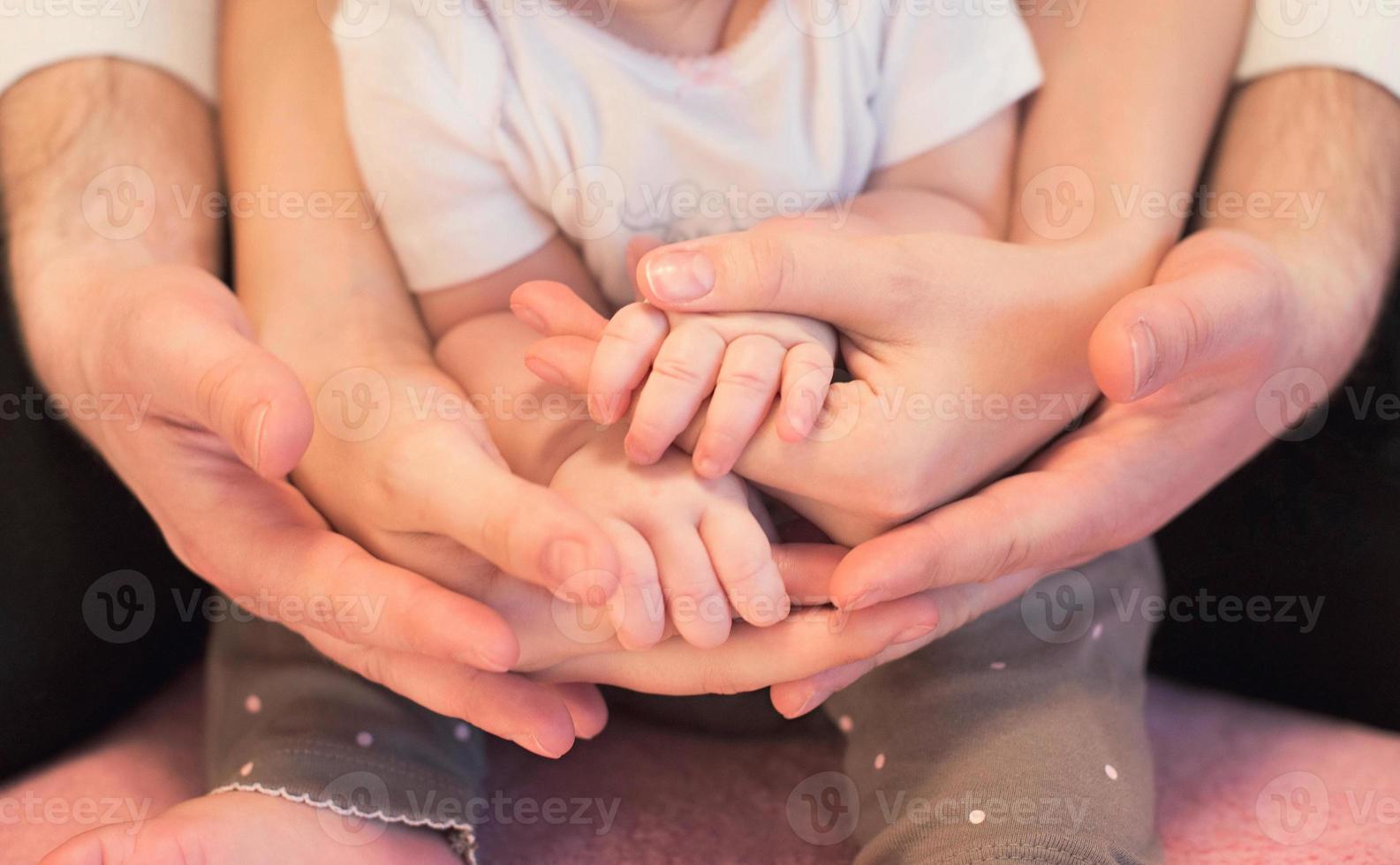 manos de familia completa padre, madre e hijo. relación foto