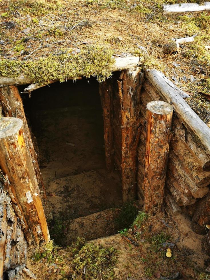 un refugio en el bosque. el banquillo foto