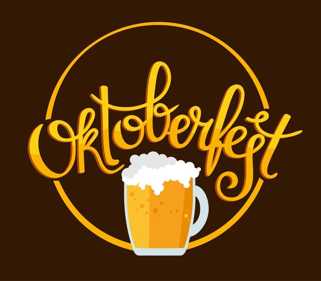 pancarta de oktoberfest. inscripción manuscrita con la imagen de una jarra de cerveza con espuma, pretzel y salchicha a la parrilla. vector