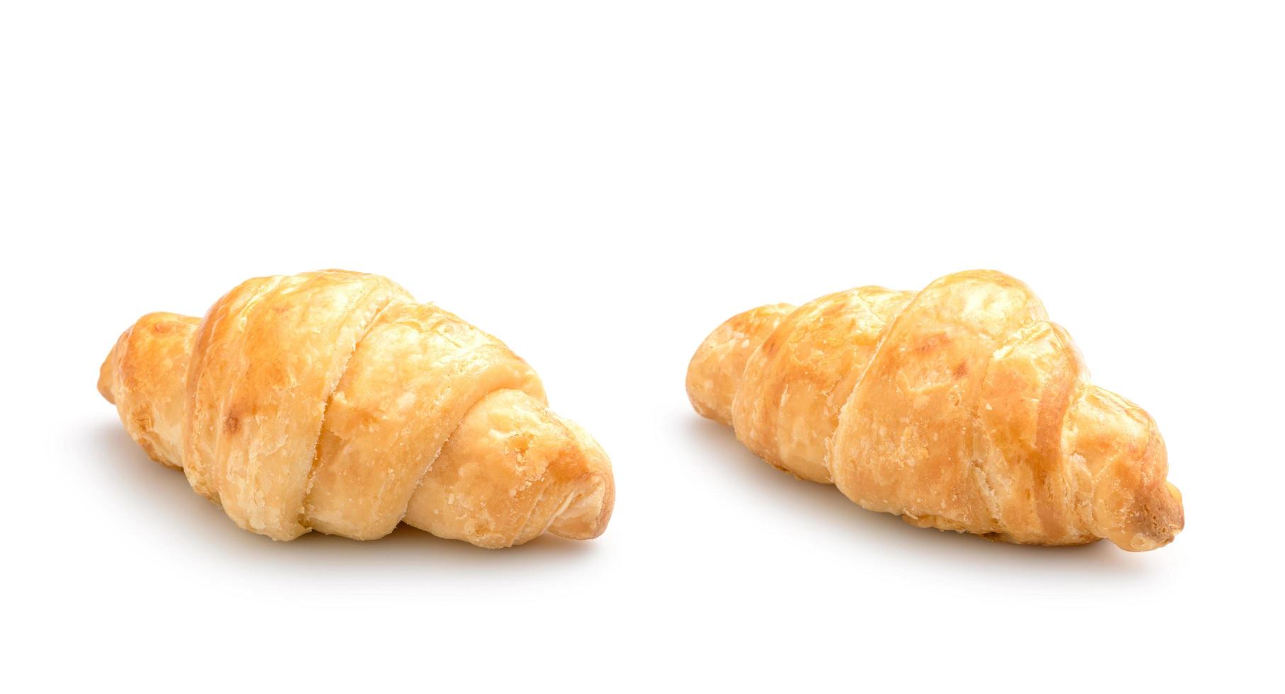 croissant recién hecho. foto de estudio aislado sobre fondo blanco. concepto de comida chatarra, obesidad o alimentos saludables