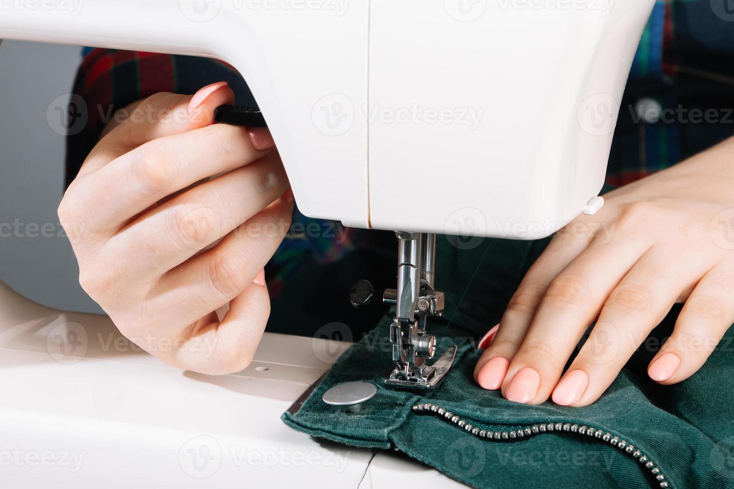 mujer diseñadora o sastre trabajando en máquina de coser. foto