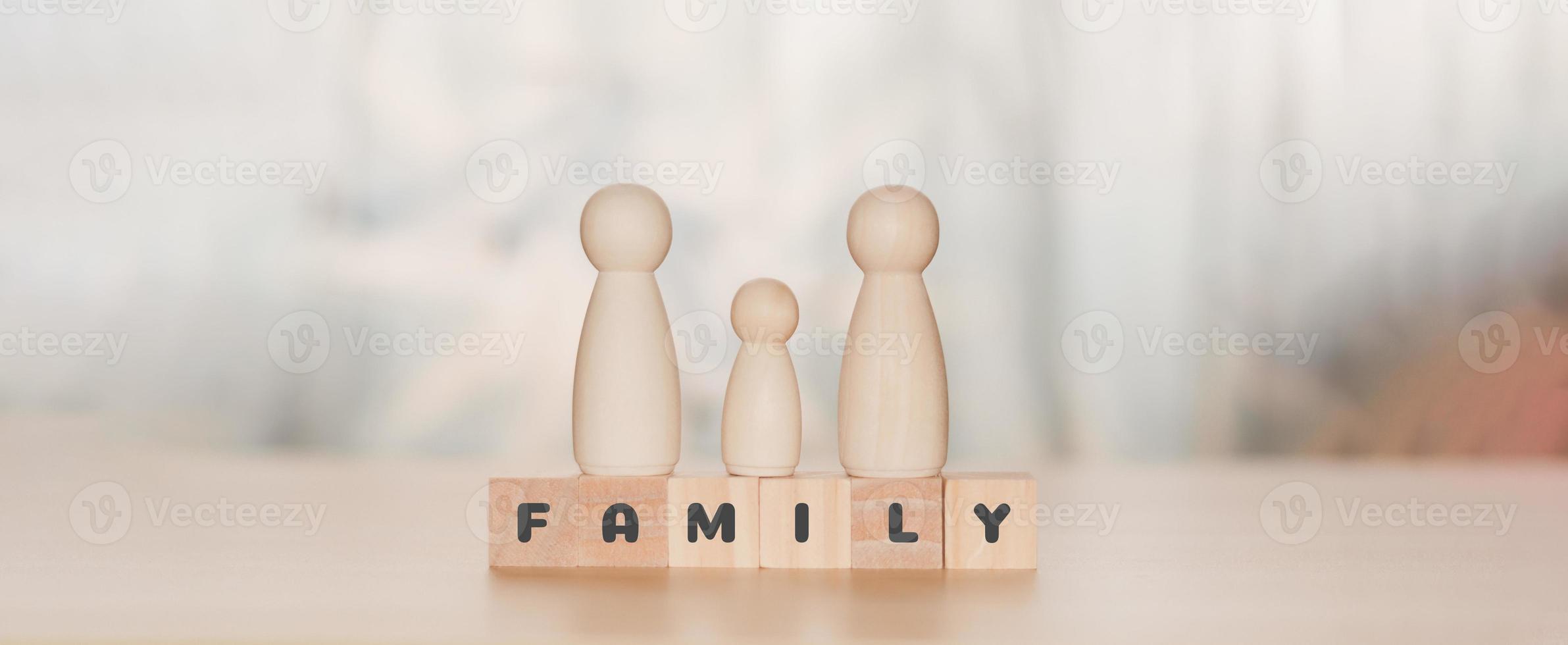 concepto de hogar dulce hogar. figura de madera del padre, la madre y el niño con familia de texto en bloque de madera. felicidad familiar y relaciones. foto