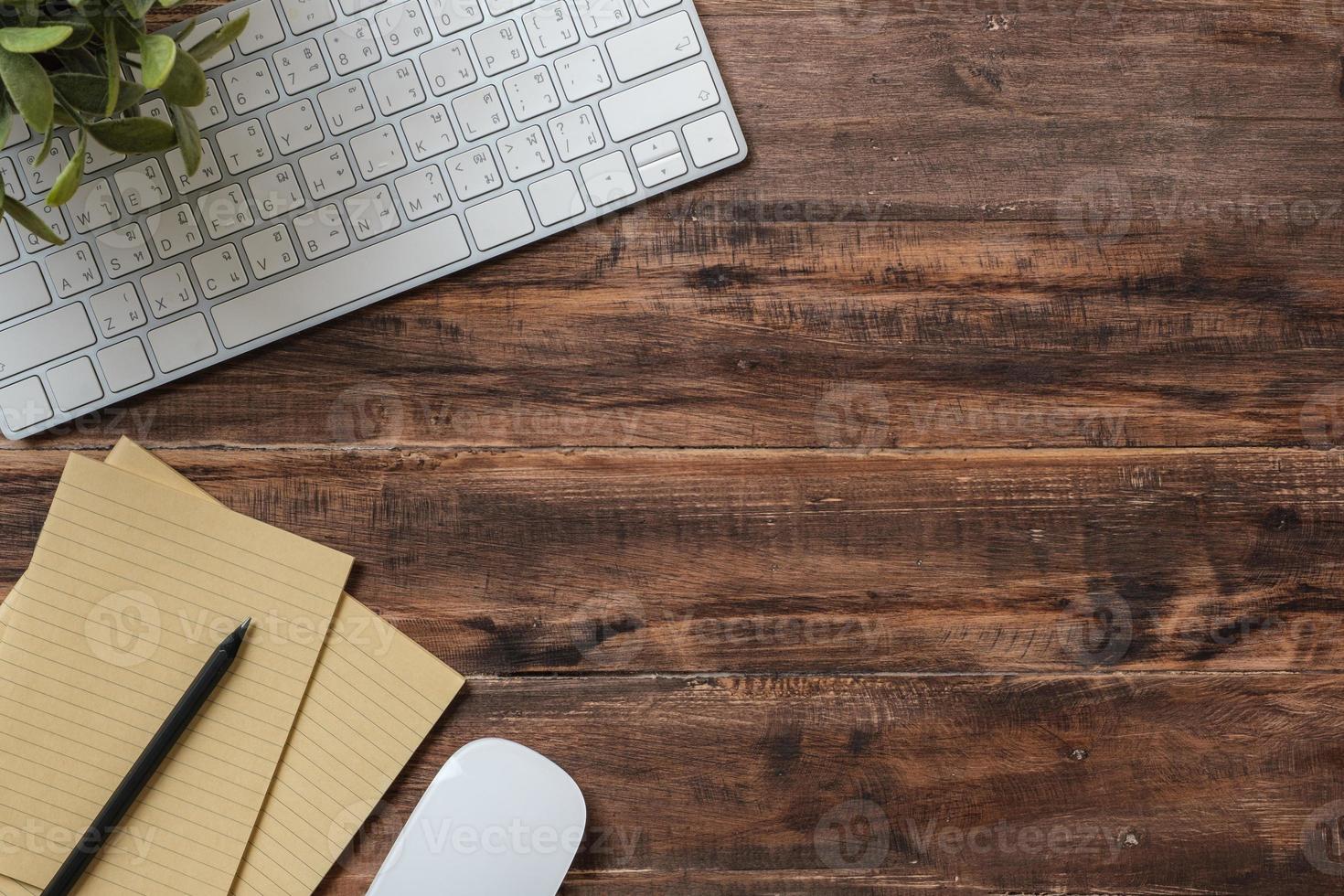 mesa de madera de vista superior con teclado y escritorio de trabajo portátil con espacio de copia foto