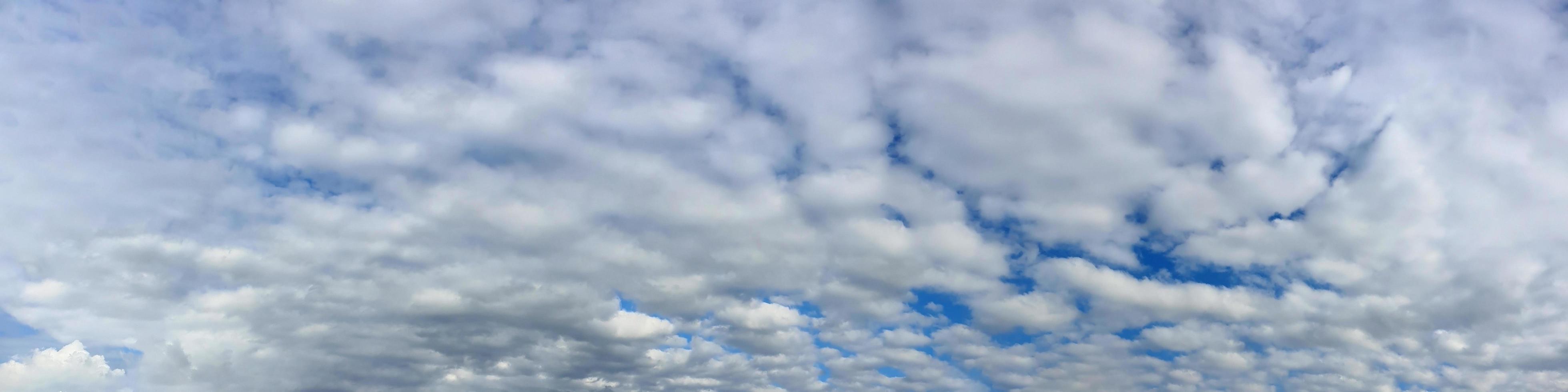 espectacular cielo panorámico con nubes de tormenta en un día nublado. foto