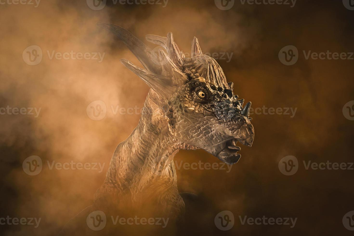 dinosaurio stygimoloch sobre fondo de humo foto