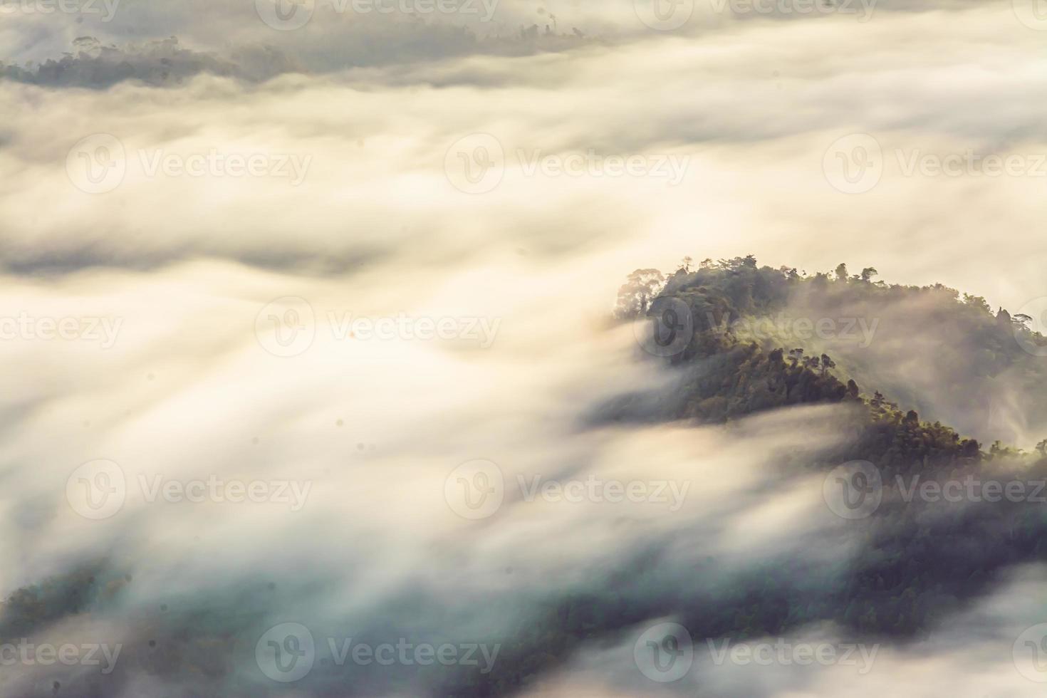 betong, yala, tailandia talay mok aiyoeweng skywalk punto de vista de niebla hay turistas visitados mar de niebla en la mañana foto