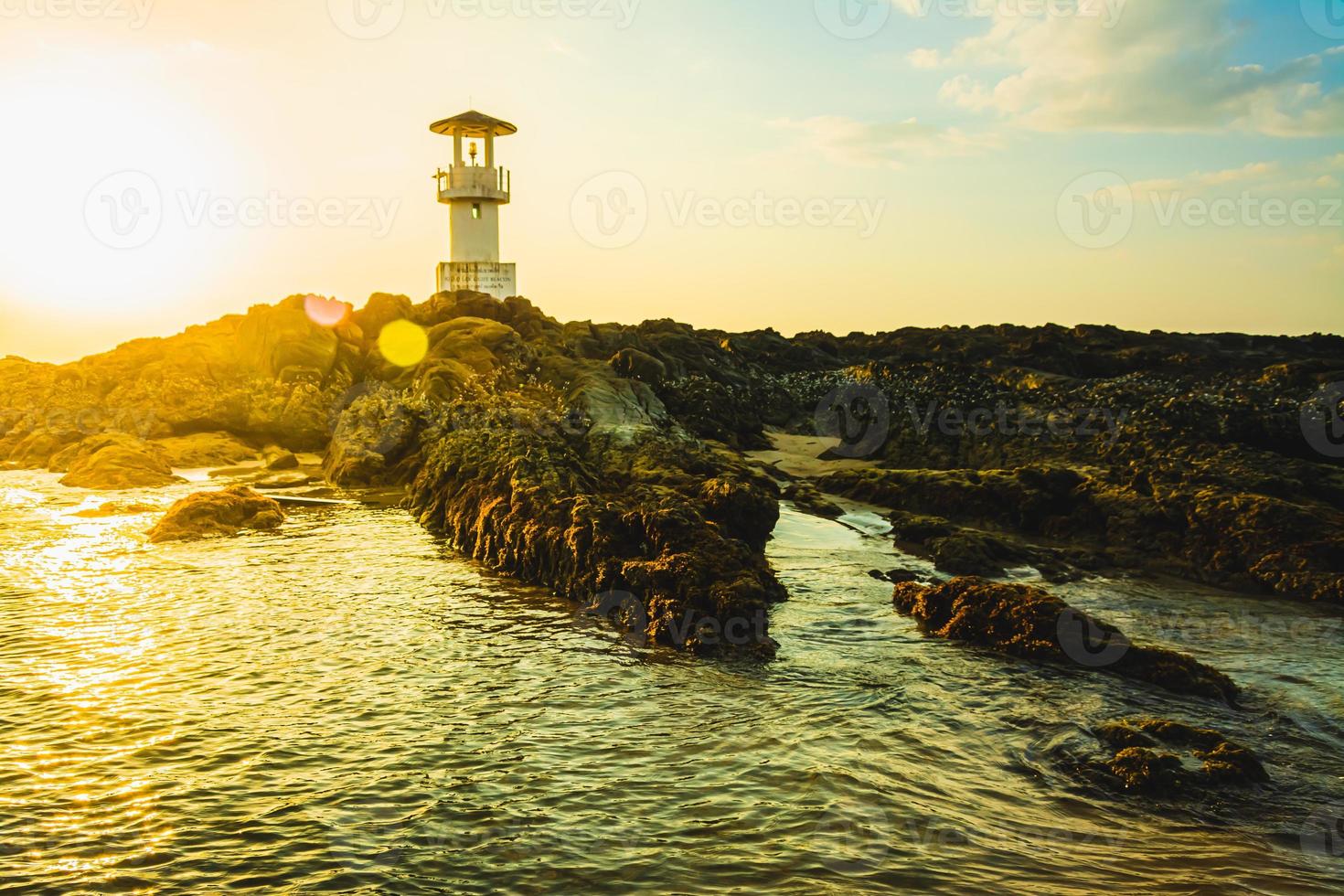 faro de luz de khao lak, hermosa puesta de sol en la playa de nang thong, khao lak, tailandia. puesta de sol tropical colorida con cielo nublado. patrones de textura de arena en la playa, mar de andaman phang nga tailandia foto