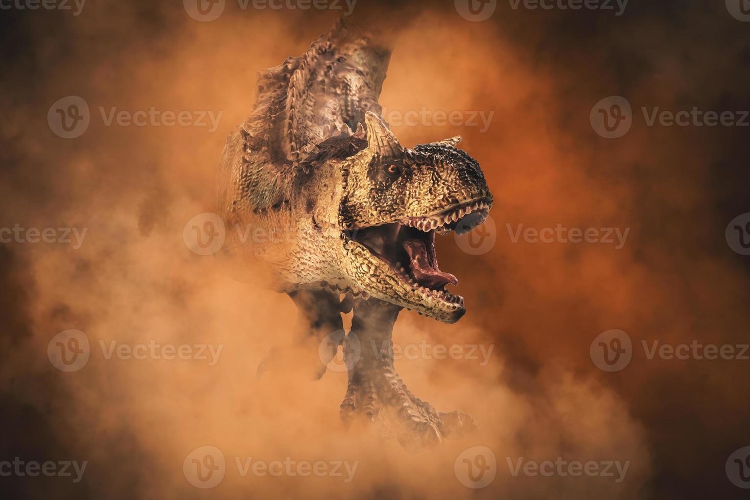 dinosaurio carnotaurus sobre fondo de humo foto