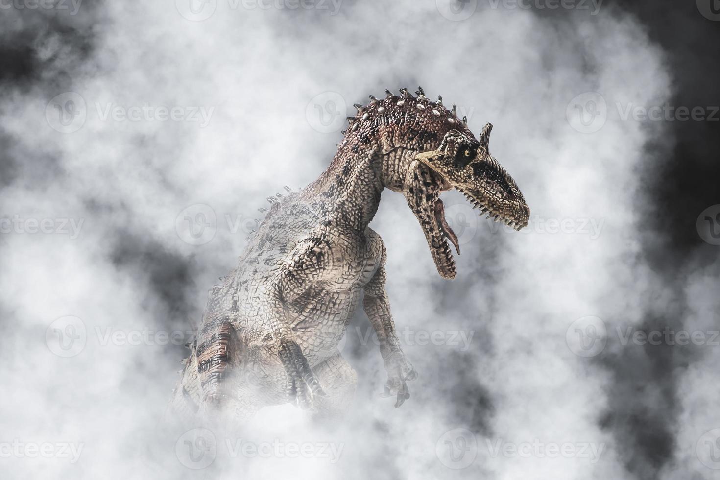 cryolophosaurus, dinosaurio sobre fondo de humo foto