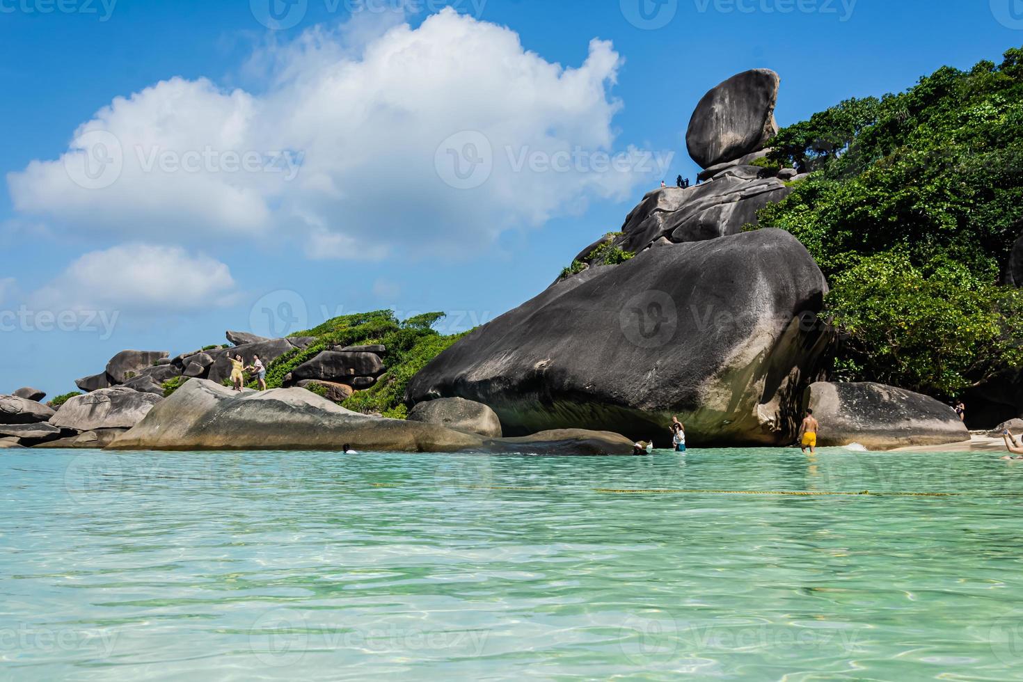 el hermoso paisaje de la gente en la roca es un símbolo de las islas similares, el cielo azul y las nubes sobre el mar durante el verano en el parque nacional mu ko similan, provincia de phang nga, tailandia foto