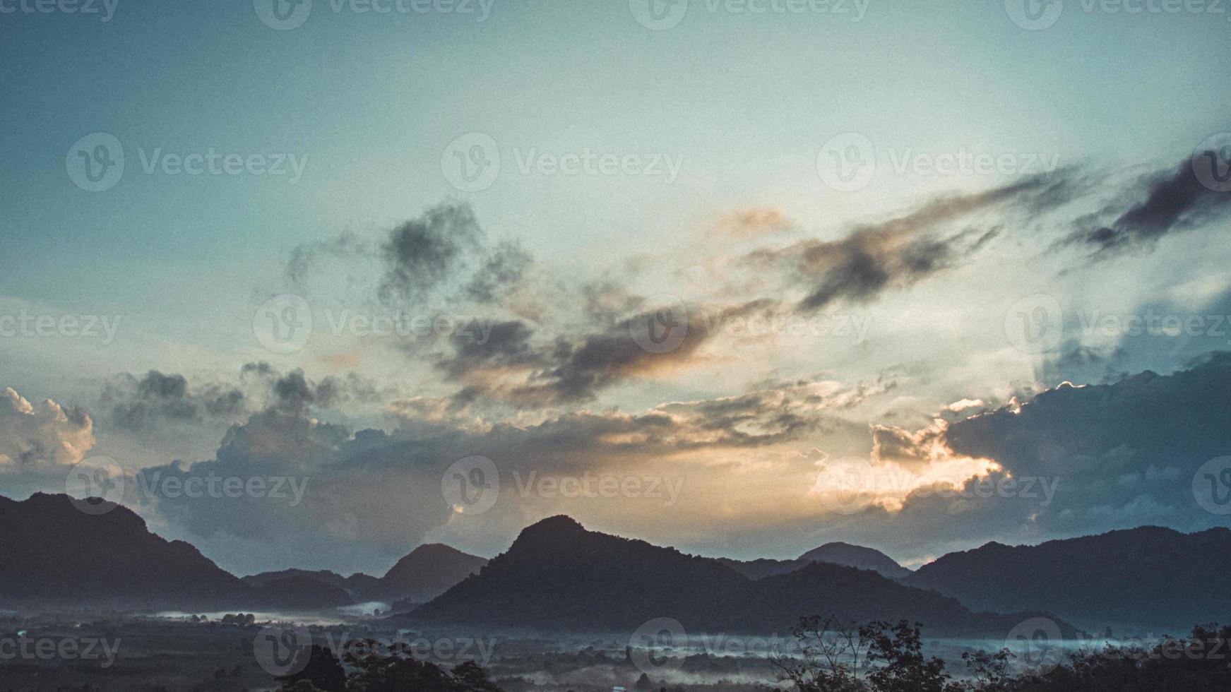 vista matutina del paisaje montañoso con niebla en el cielo y fondo de nubes en la provincia de phatthalung, al sur de tailandia. foto