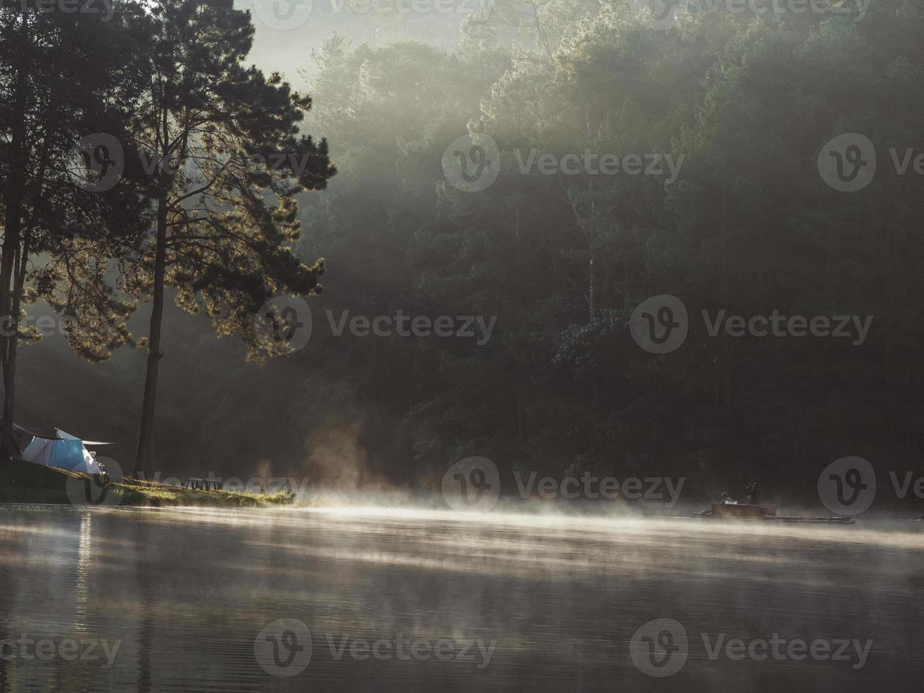 paisajes de embalses y niebla durante la mañana galesa foto