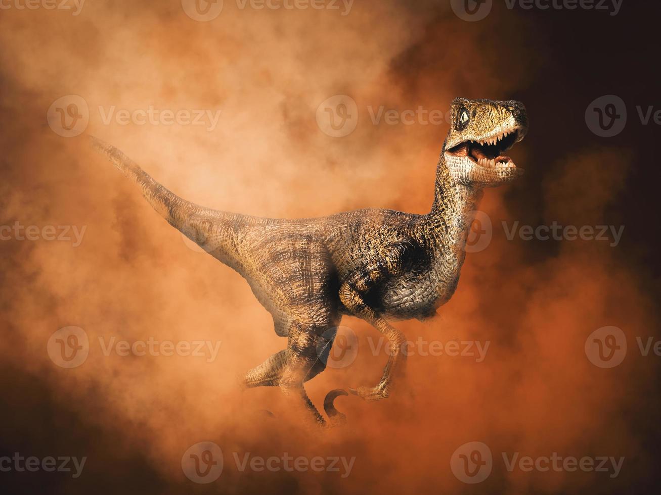 dinosaurio velociraptor sobre fondo de humo foto