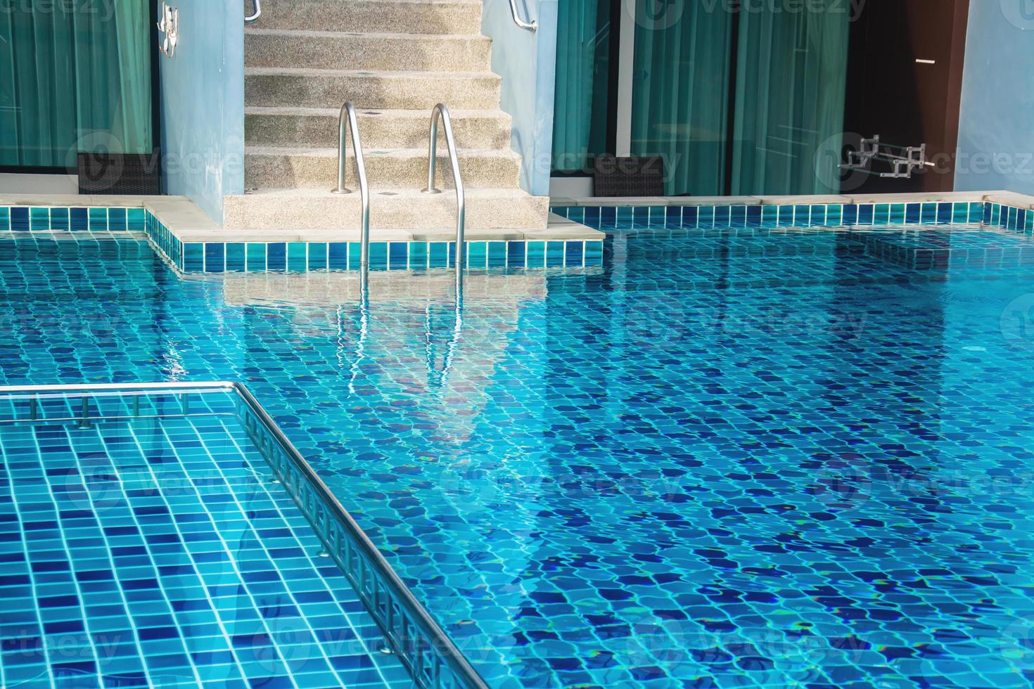 escalera de piscina con agua azul foto