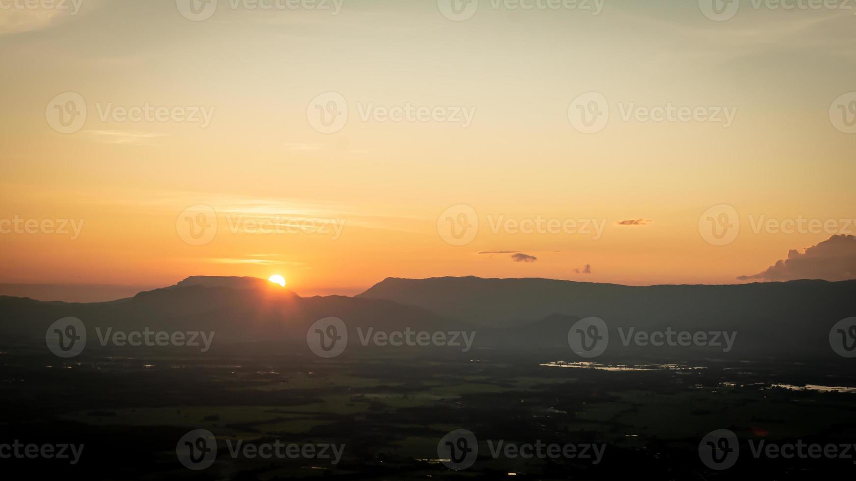 el sol se estaba poniendo en el borde de la cresta de la montaña. puesta de sol foto