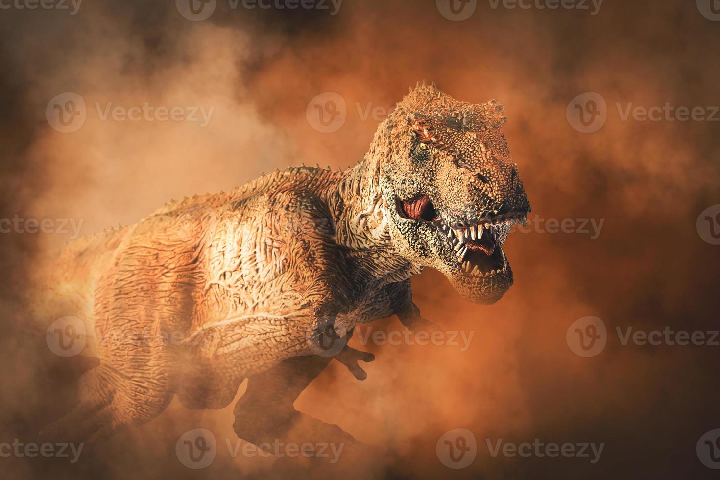 tiranosaurio t-rex, dinosaurio sobre fondo de humo foto