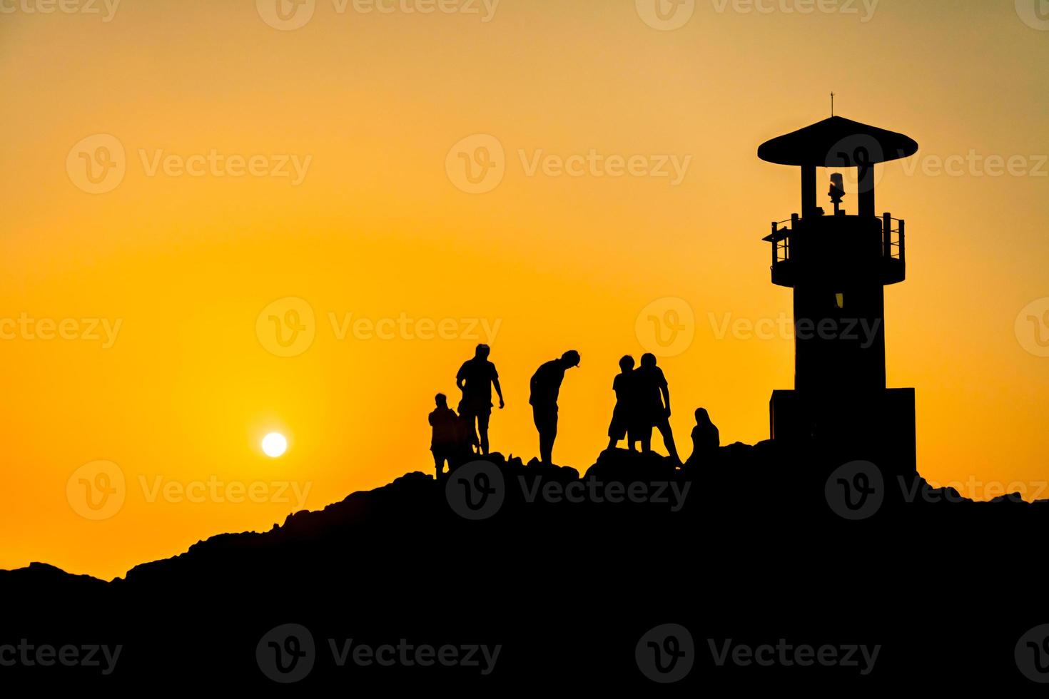 faro de luz de khao lak, hermosa puesta de sol en la playa de nang thong, khao lak, tailandia. puesta de sol tropical colorida con cielo nublado. patrones de textura de arena en la playa, mar de andaman phang nga tailandia foto