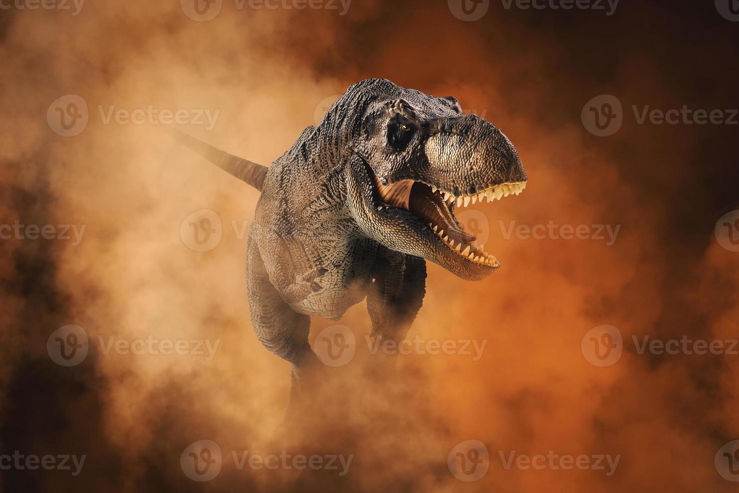 tiranosaurio t-rex, dinosaurio sobre fondo de humo foto