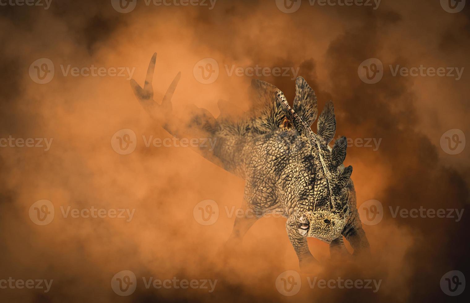 estegosaurio, dinosaurio sobre fondo de humo foto