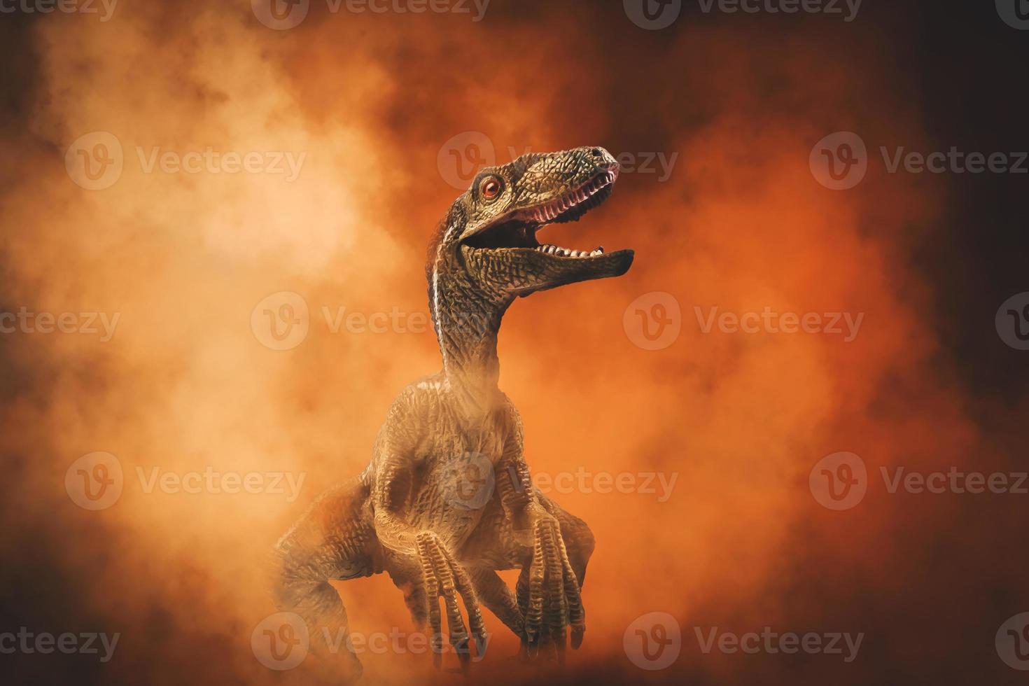 dinosaurio, velociraptor sobre fondo de humo foto