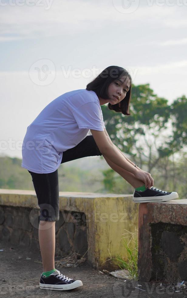 una joven asiática ha preparado sus zapatos antes de correr y trotar por la mañana foto