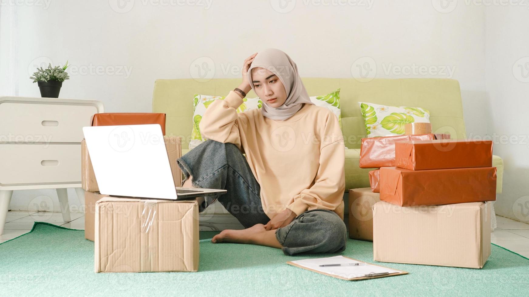 hermoso hombre de negocios asiático está confundido en la habitación foto