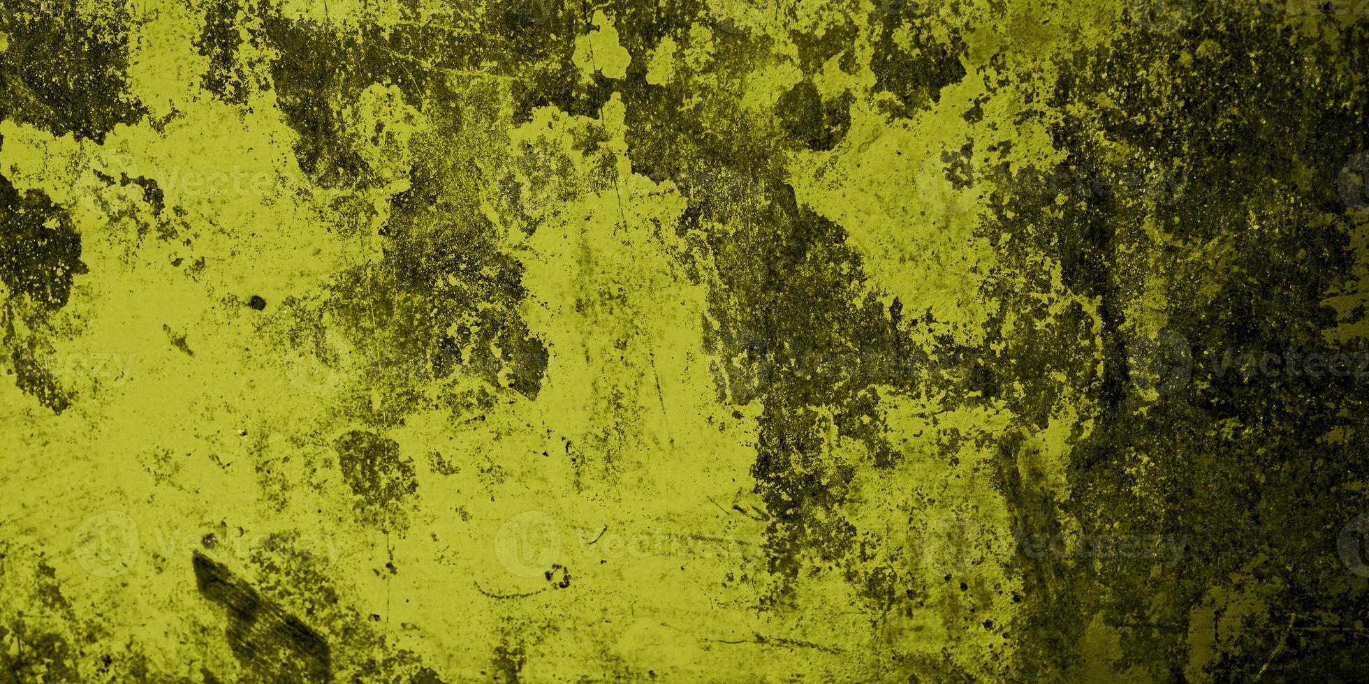 las paredes amarillas están sucias y cubiertas de musgo foto