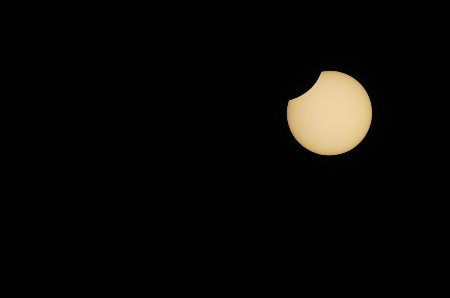 eclipse solar parcial la luna emerge a la derecha foto