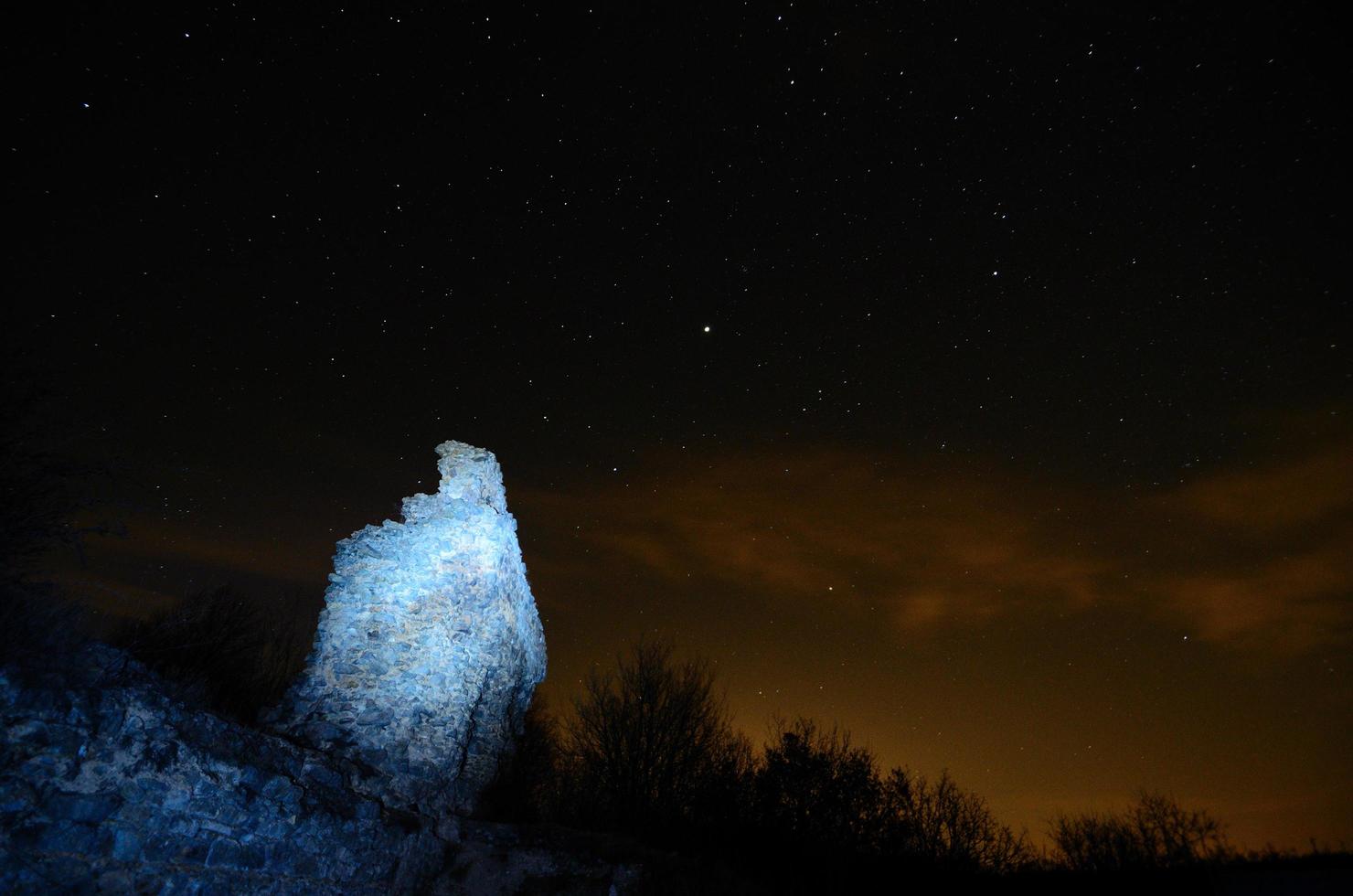 vieja ruina con cielo estrellado foto