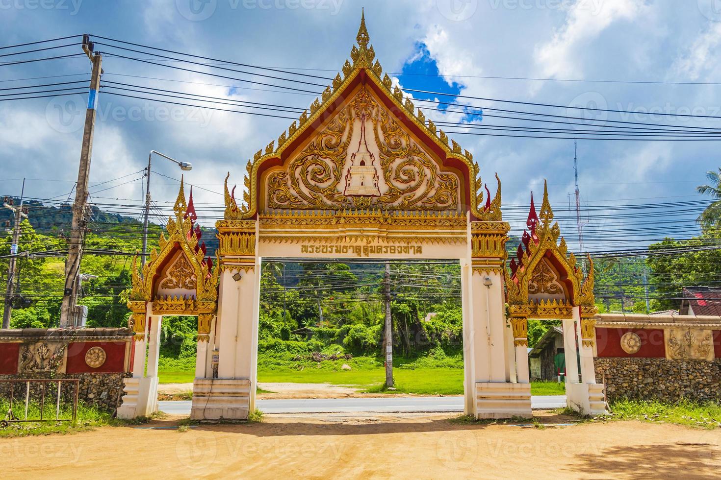 arquitectura colorida de la puerta de entrada templo wat ratchathammaram tailandia. foto