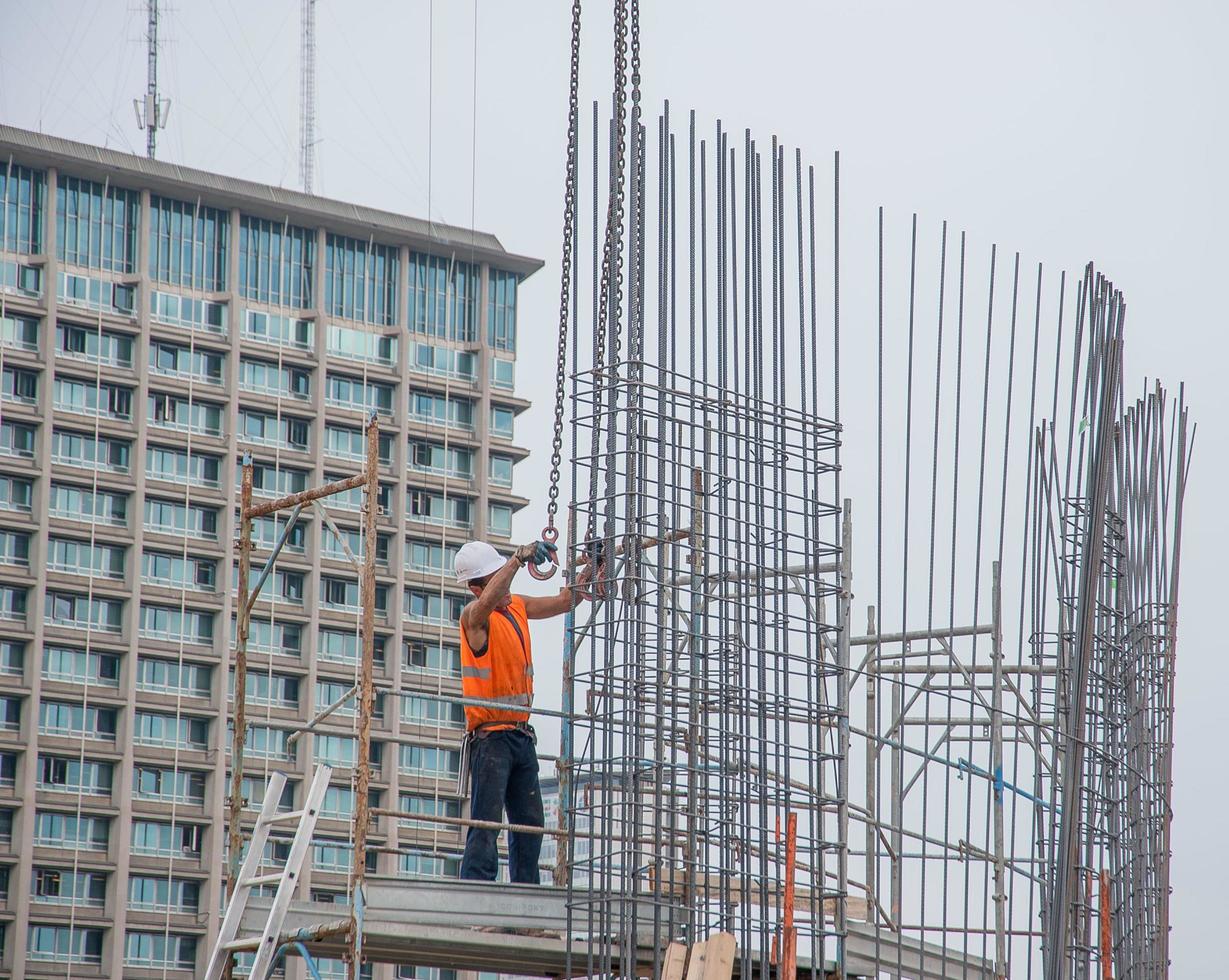 Milán Italia 2014 trabajador se prepara para hormigón armado foto