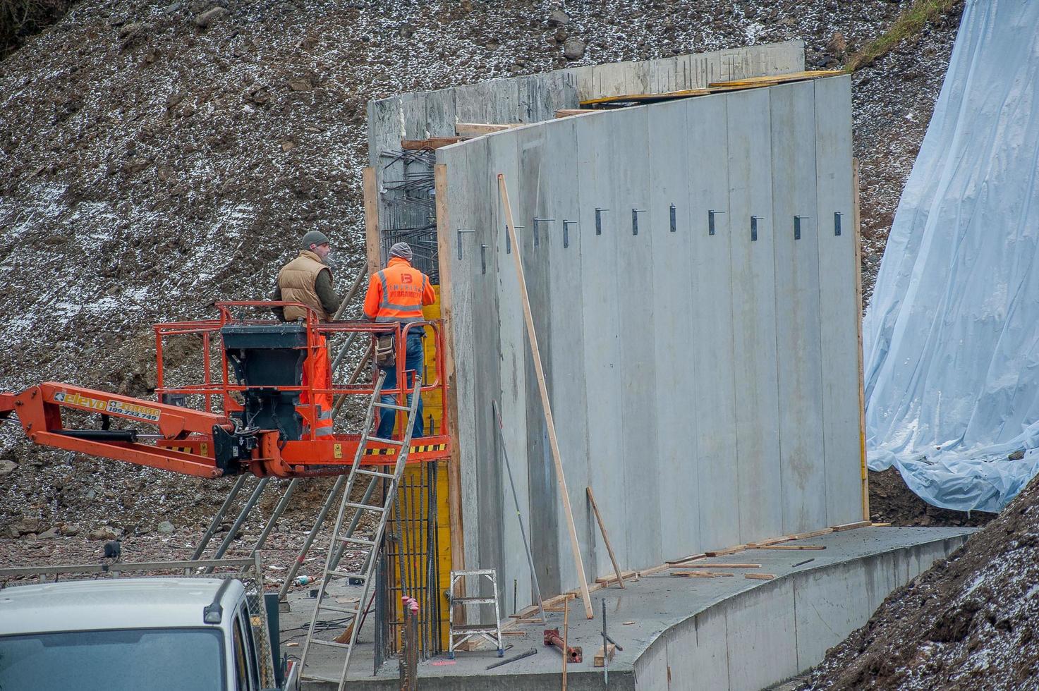 Bérgamo Italia 2017 trabajadores en el trabajo, para la construcción del muro de contención foto