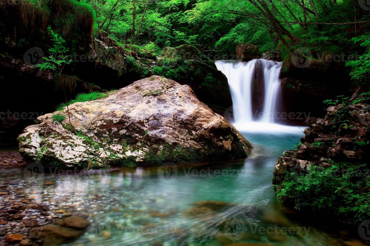 frescor de una hermosa piscina de agua creada por una cascada foto