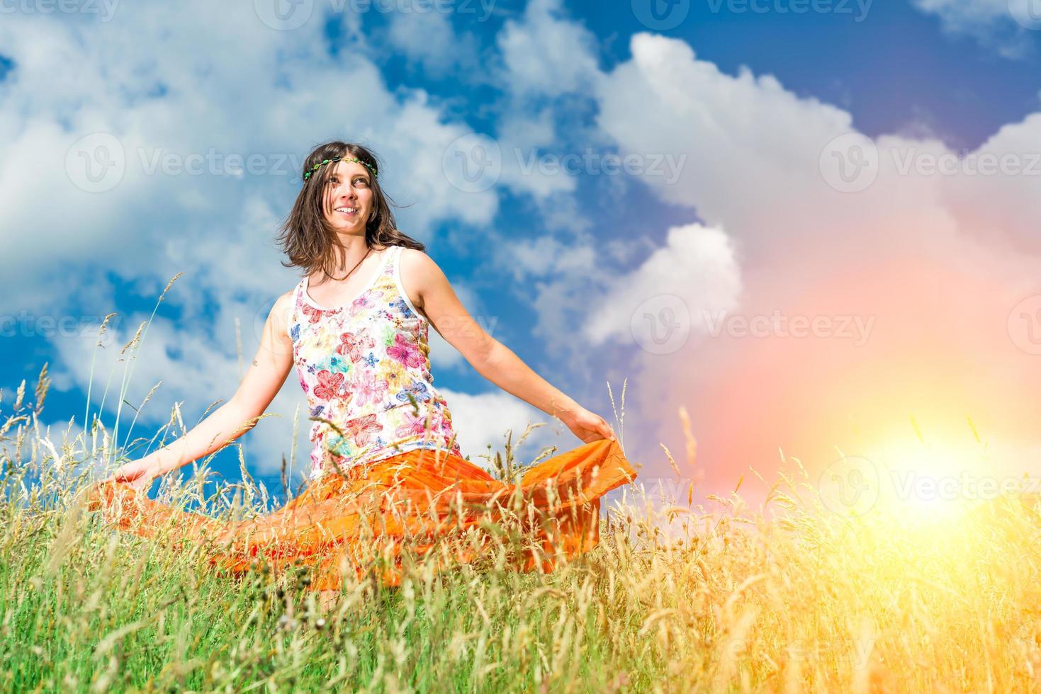 chica hippie en un prado de primavera colores fuertes foto