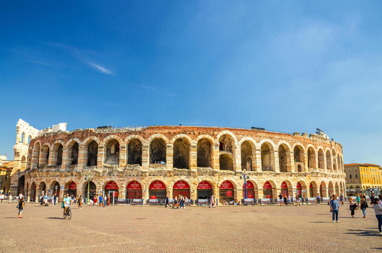 verona, italia, 12 de septiembre de 2019 verona arena en piazza bra square foto