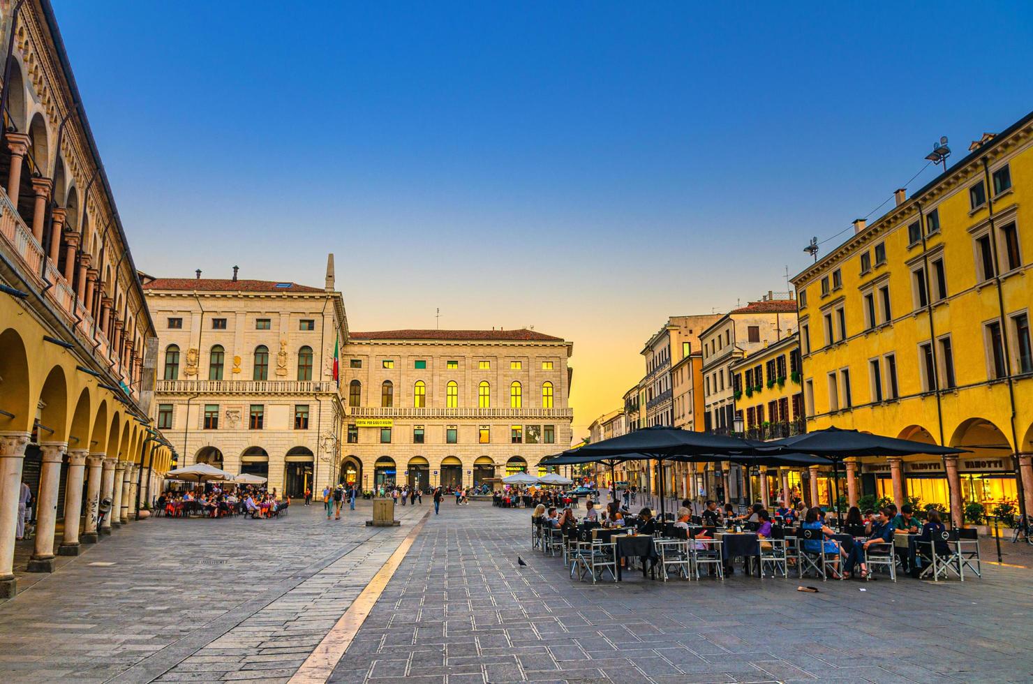 padua, italia, 12 de septiembre de 2019 mesas de restaurante en la plaza piazza delle erbe en el centro histórico de la ciudad de padova foto