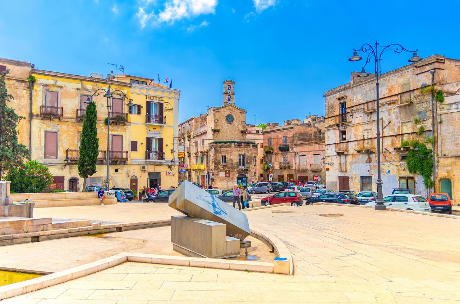 taranto, italia - 7 de mayo de 2018 plaza de la fuente piazza fontana con chiesa di san nicola della piazza saint nicolas iglesia católica en taranto foto