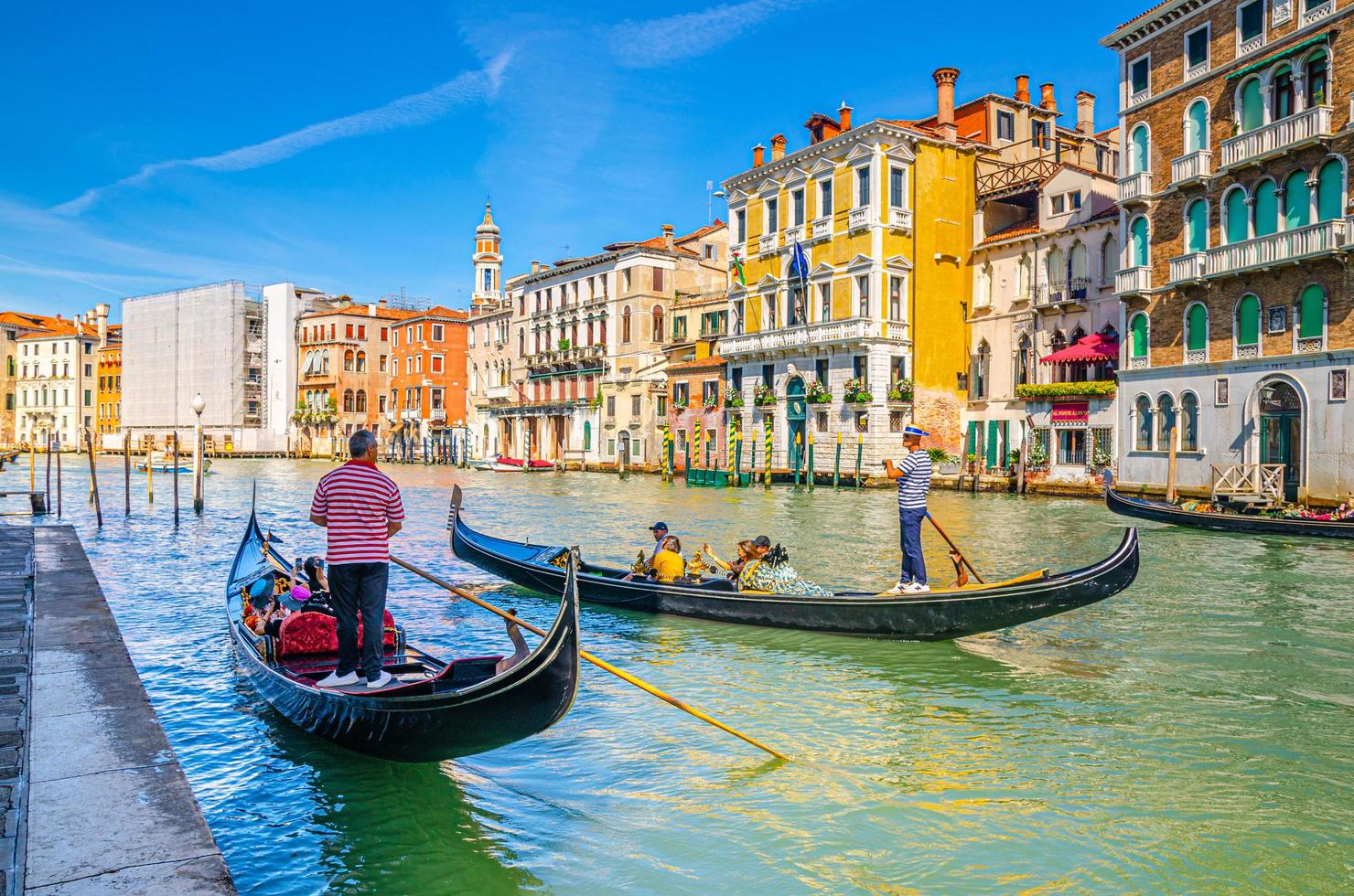 venecia, italia, 13 de septiembre de 2019 gondolero y turistas en góndola barco tradicional navegando en el agua del gran canal en venecia foto