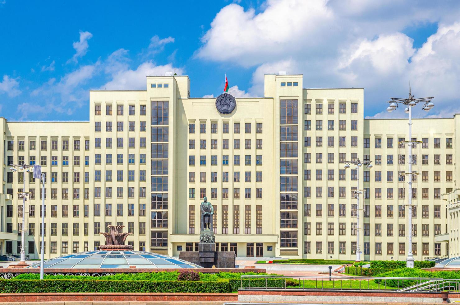 minsk, bielorrusia, 26 de julio de 2020 el edificio de estilo constructivista de la casa de gobierno foto