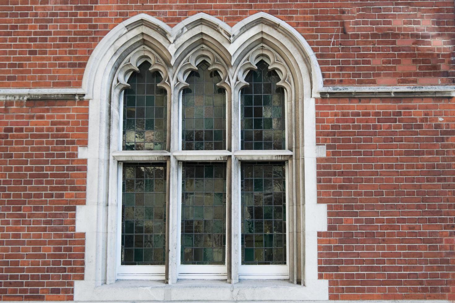 hermosa ventana de estilo gótico. tres arcos. ciudad de londres foto