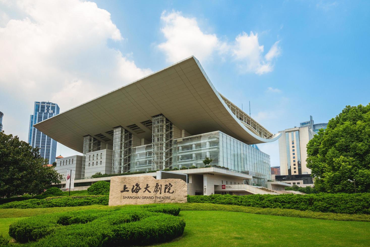 el gran teatro de shanghai, inaugurado el 27 de agosto de 1998 y ubicado en el distrito de huangpu de shanghai, china, es uno de los escenarios automáticos más grandes y mejor equipados del mundo. foto