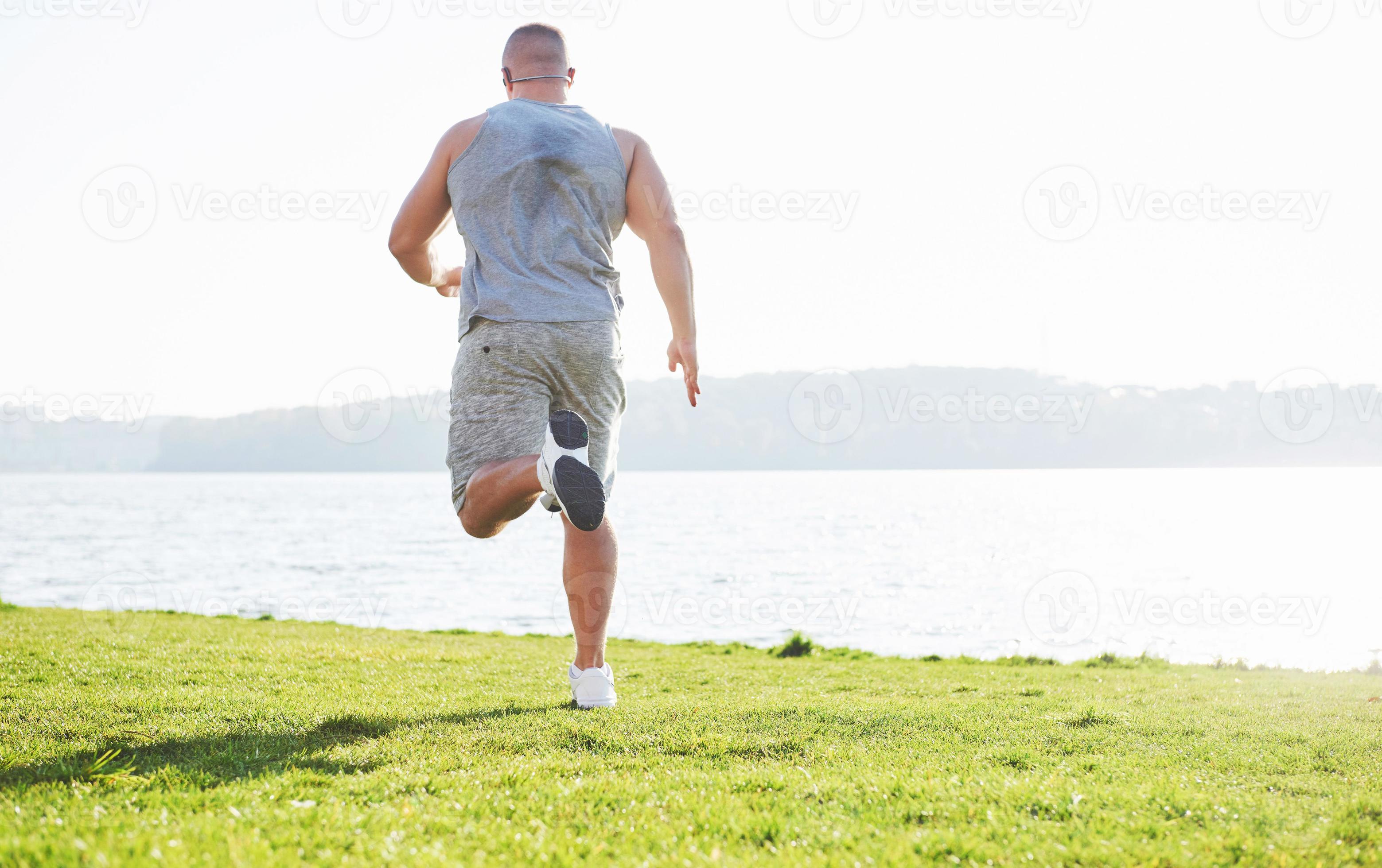 Hombre en ropa deportiva corriendo para hacer ejercicio, fitness y
