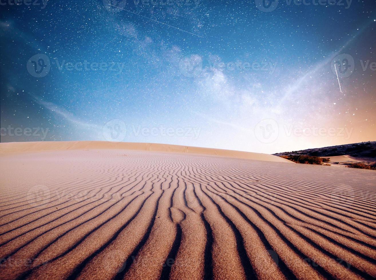 dunas de arena del desierto en la noche, estrellas y vía láctea, astrofoto de cielo profundo foto