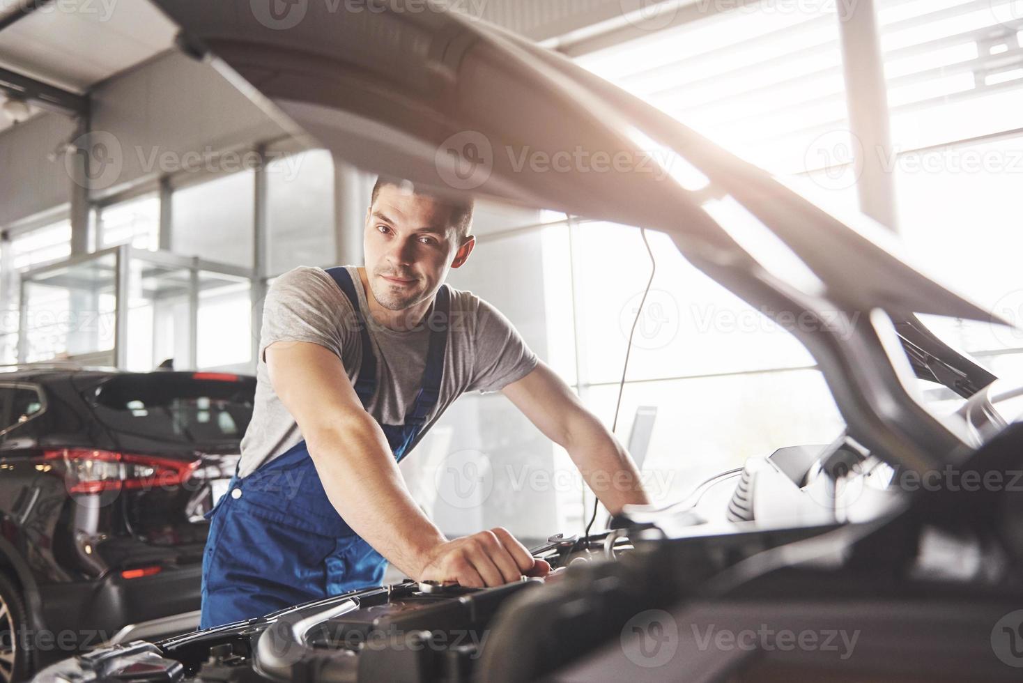 Mecánico trabajando en garaje. servicio de reparación foto