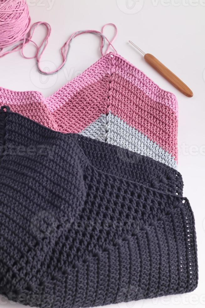 Hilos para tejer crochet y ganchillo con aguja sobre fondo blanco