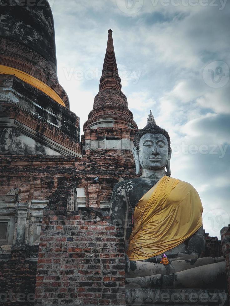 antigua estatua de buda en wat thai o templo tailandés. adoración del dios buda gigante, hito del arte de la arquitectura asiática, santuario famoso para el turismo. historia templo espiritual de dios. viajar atracción de tailandia. foto